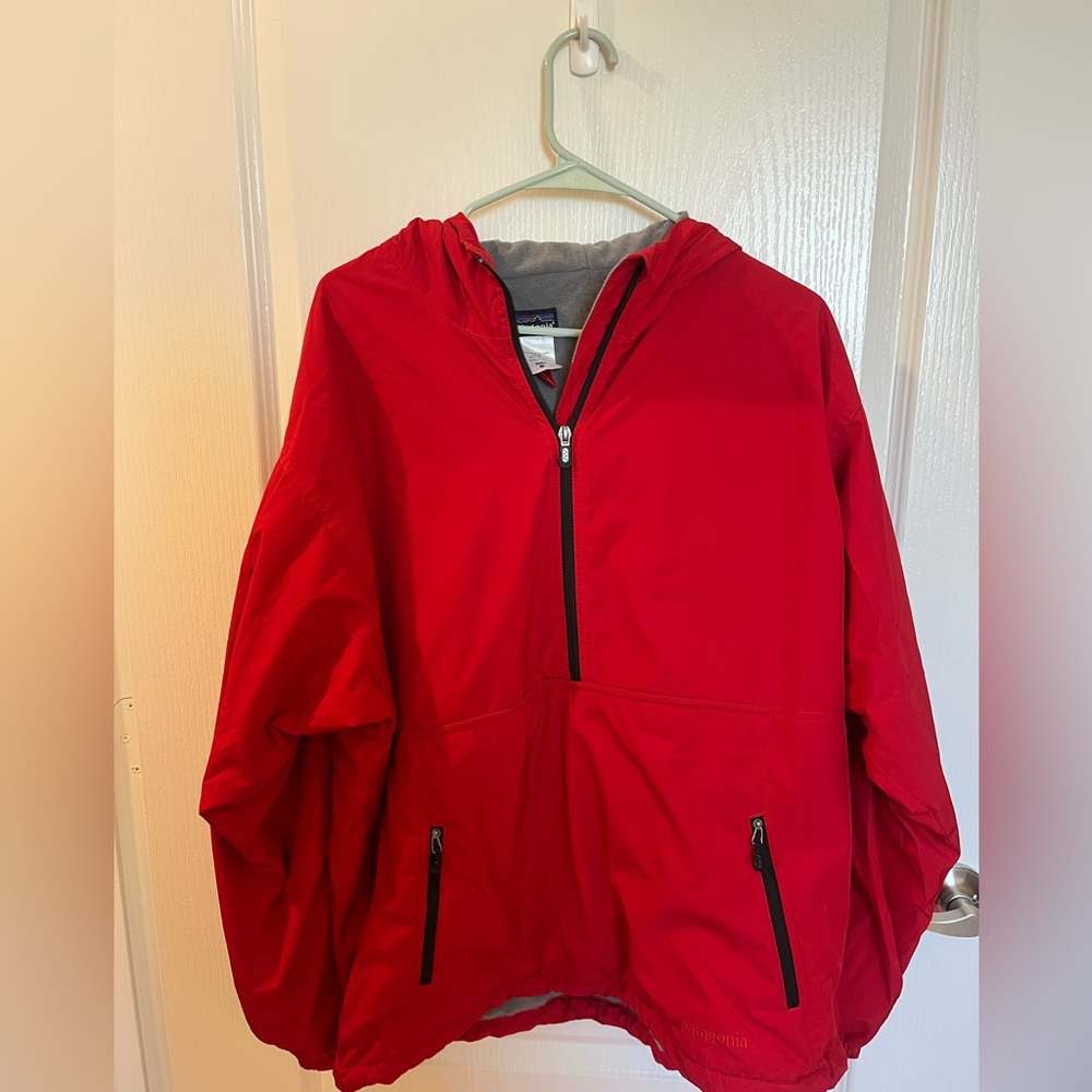 Patagonia men’s jacket perfect for fall and winter hikes and outdoor size medium